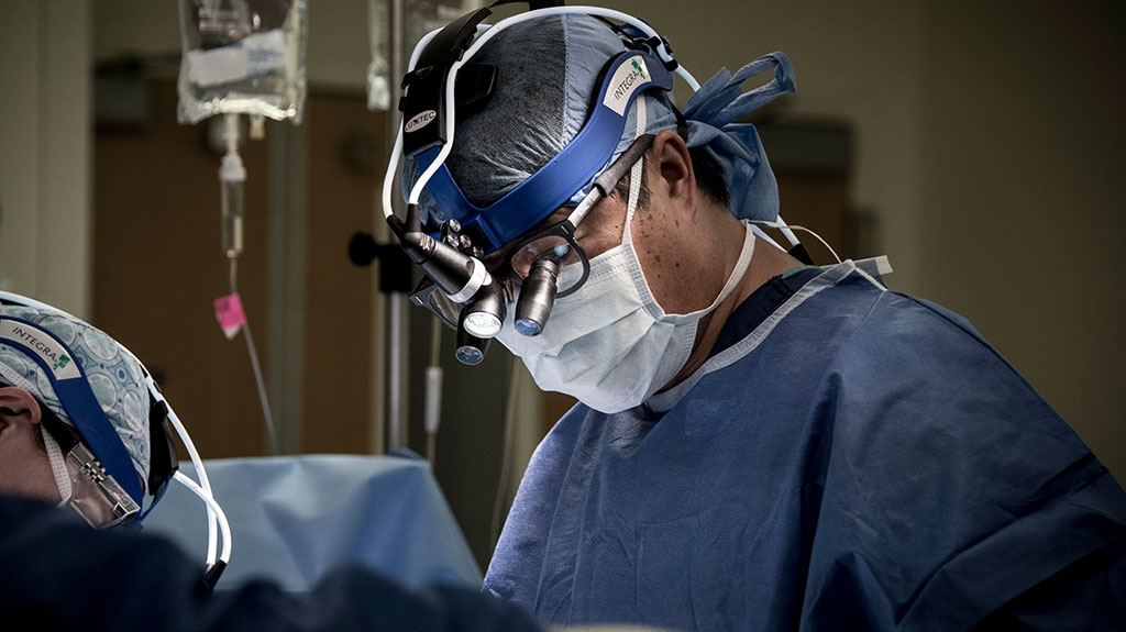 dual-spinal-surgery-chen-performing-surgery