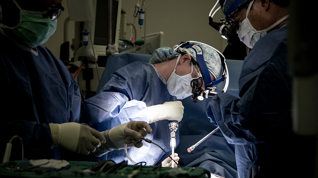 dual-spinal-surgery-feldman-works-on-patient