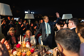 Norman and Melinda Payson, visionary philanthropists, receive a standing ovation at the “Promises of Hope” gala in Newport Beach, CA on Sept. 14, 2024 following an announcement of their $20 million transformational gift to accelerate pancreatic disease research at City of Hope. Credit: Chris Laxamana for City of Hope.