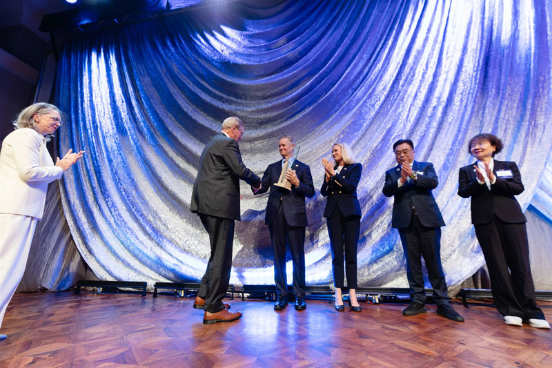 Lifetime Achievement Award recipient Kevin O’Connor was presented the award by City of Hope leadership, Robert Stone, CEO, Kristin Bertell, chief philanthropy officer, and former IHFI Spirit of Life Honorees and industry board members. 