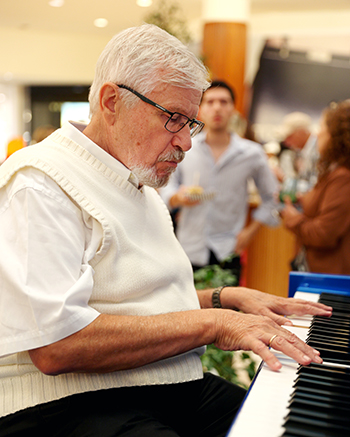Sergei playing the iconic blue “Hope” piano at City of Hope event