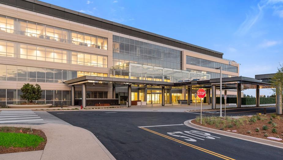 Lennar Cancer Center Building Front Entrance