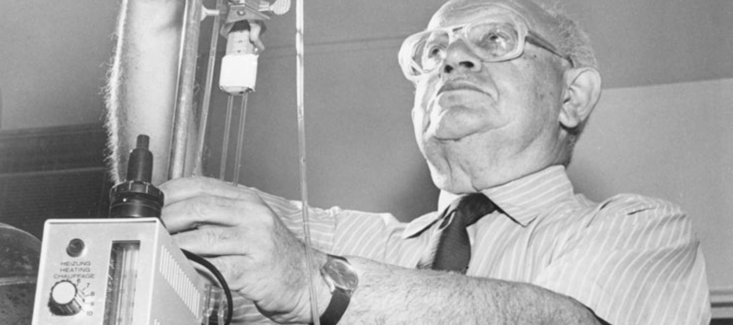 Dr. Rachmiel Levine discovers the metabolic effects of insulin.