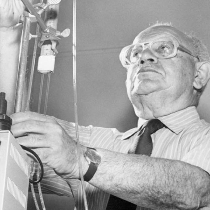 Dr. Rachmiel Levine discovers the metabolic effects of insulin.