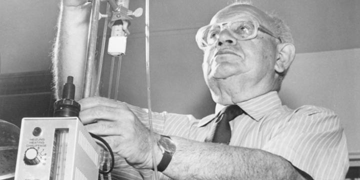 Dr. Rachmiel Levine discovers the metabolic effects of insulin.
