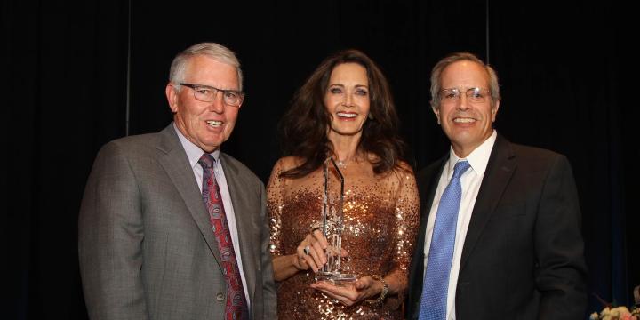Linda Carter Altman, with TGen’s Jeffrey Trent, Ph.D., left, and City of Hope’s Michael Caligiuri, M.D., right.