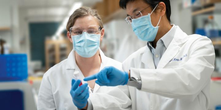 City of Hope 2019 - Researchers in lab
