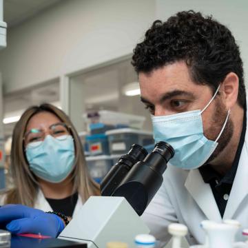 City of Hope’s Saul Priceman, Ph.D., is conducting research on chimeric antigen receptor (CAR)-engineered T cell therapy and has demonstrated in the laboratory and in preclinical models that the investigational cell therapy can work against ovarian cancer. The preclinical study was published in Nature Communications. 