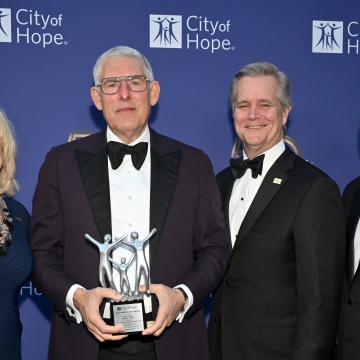 Spirit of Life award winner Lyor Cohen poses with City of Hope executives