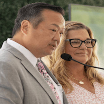 Patient Diane Miller and Dr. Edward Kim at lecturn