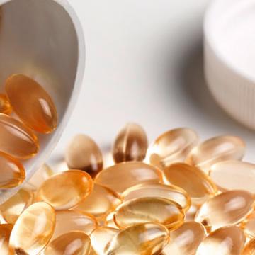 image of a spilled bottle of vitamin pills