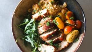 Bowl with arugula, couscous, tomatoes and chicken 