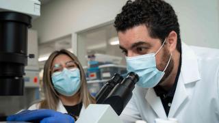 City of Hope’s Saul Priceman, Ph.D., is conducting research on chimeric antigen receptor (CAR)-engineered T cell therapy and has demonstrated in the laboratory and in preclinical models that the investigational cell therapy can work against ovarian cancer. The preclinical study was published in Nature Communications. 