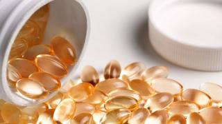 image of a spilled bottle of vitamin pills