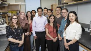 Leo Wang all members standing in lab
