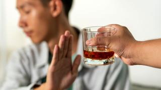 Hình ảnh một người đàn ông từ chối đồ uống