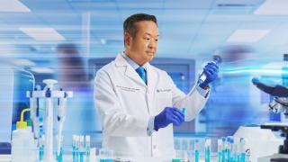 Edward Kim, M.D. in lab | City of Hope