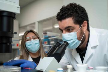 City of Hope’s Saul Priceman, Ph.D., is conducting research on chimeric antigen receptor (CAR)-engineered T cell therapy and has demonstrated in the laboratory and in preclinical models that the investigational cell therapy can work against ovarian cancer. The preclinical study was published in Nature Communications. 