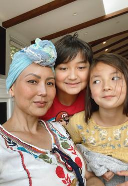 Stage 4 stomach cancer Camilla with headwrap and her two kids